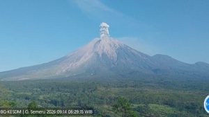 Gunung Semeru Erupsi Beruntun Tiga Kali Pagi Ini, Semburan Abu Vulkanik Tembus 1.000 Meter