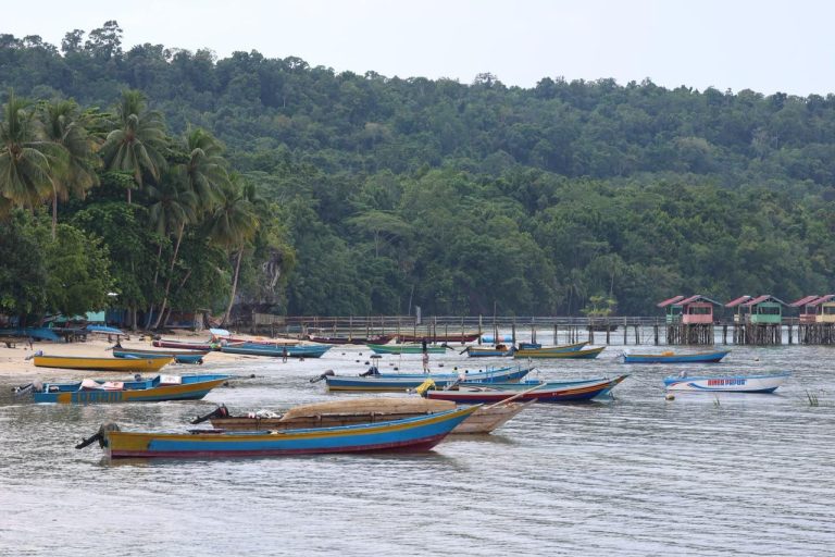 Ilustrasi kapal-kapal nelayan skala kecil sedang bersandar d pelabuhan pesisir. (Dok. KKP)