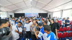 Kapolri Jenderal Pol Listyo Sigit Prabowo menyapa para pekerja seusai Konsolidasi Akbar FSPMI di Kawasan Industri MM2100, Kabupaten Bekasi, Jumat, 11 September 2026 (Foto: Dokumentasi/Humas Polri)