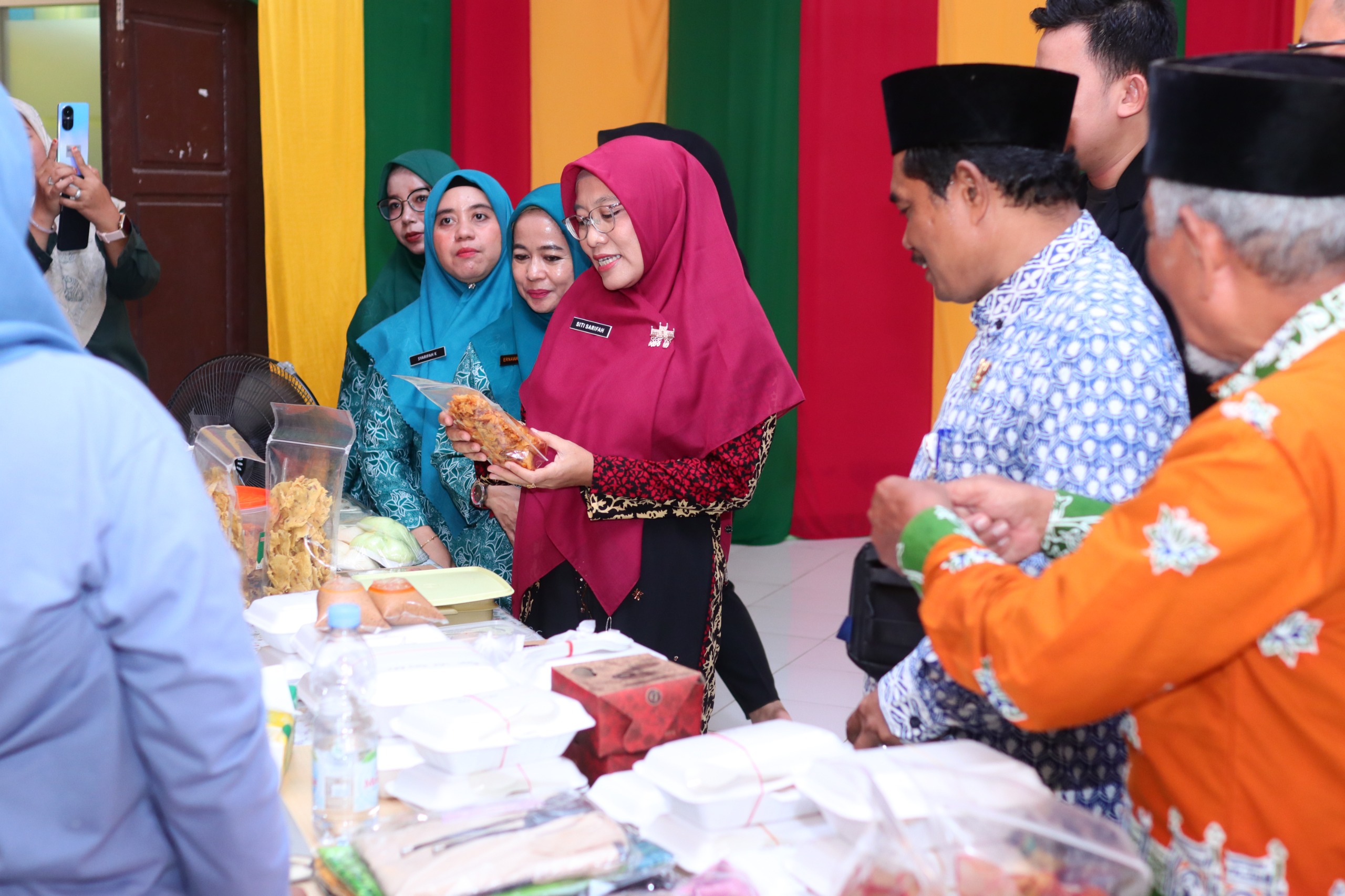 Ketua Tim Penggerak PKK Kabupaten Siak Siti Syarifah berdialog dengan pelaku UMKM, Selasa (8/9/2026)/ (Rio Dokpim)