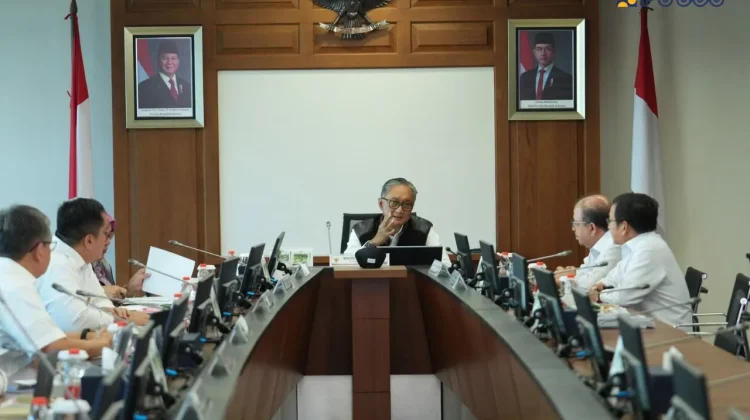 Menteri Pekerjaan Umum (PU) Dody Hanggodo saat memimpin rapat bersama jajaran Kementerian PU (Foto: Kementerian PU)