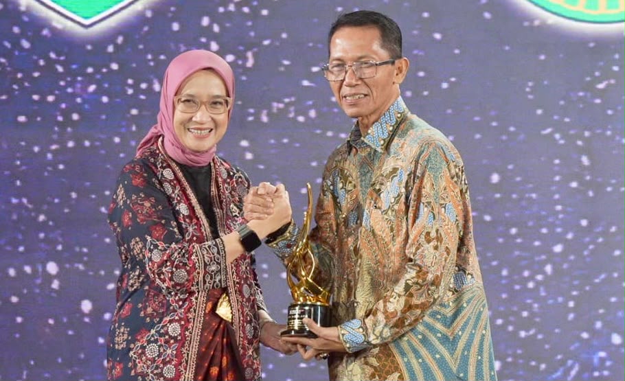 Menteri Pendayagunaan Aparatur Negara dan Reformasi Birokrasi (PANRB), Rini Widyantini, menyerahkan, piala penghargaan kepada Wali kota Batam, Amsakar Achmad
