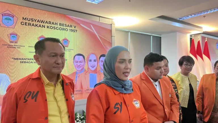 Politikus Partai Golkar, Sari Yuliati, membuka musyawarah besar di DPP Partai Golkar, Jakarta Barat, Minggu (13/9/2026).