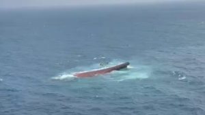 Potret udara Kapal Virgo Transport 8 yang terbalik setelah hilang kontak di Laut Jawa. (Dok. Basarnas)