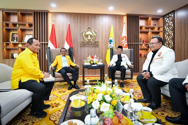 Presiden PKS Almuzzammil Yusuf pimpin rombongan DPP PKS silaturahim kebangsaan ke Partai Golkar di Kantor DPP Partai Golkar, Jakarta, Senin (14/9).