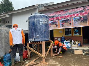 Tidak Hanya Beri Bantuan, Relawan PKS Kompak Bersihkan Puing Galodo dan Bangun Tandon Air di Aro Suka.