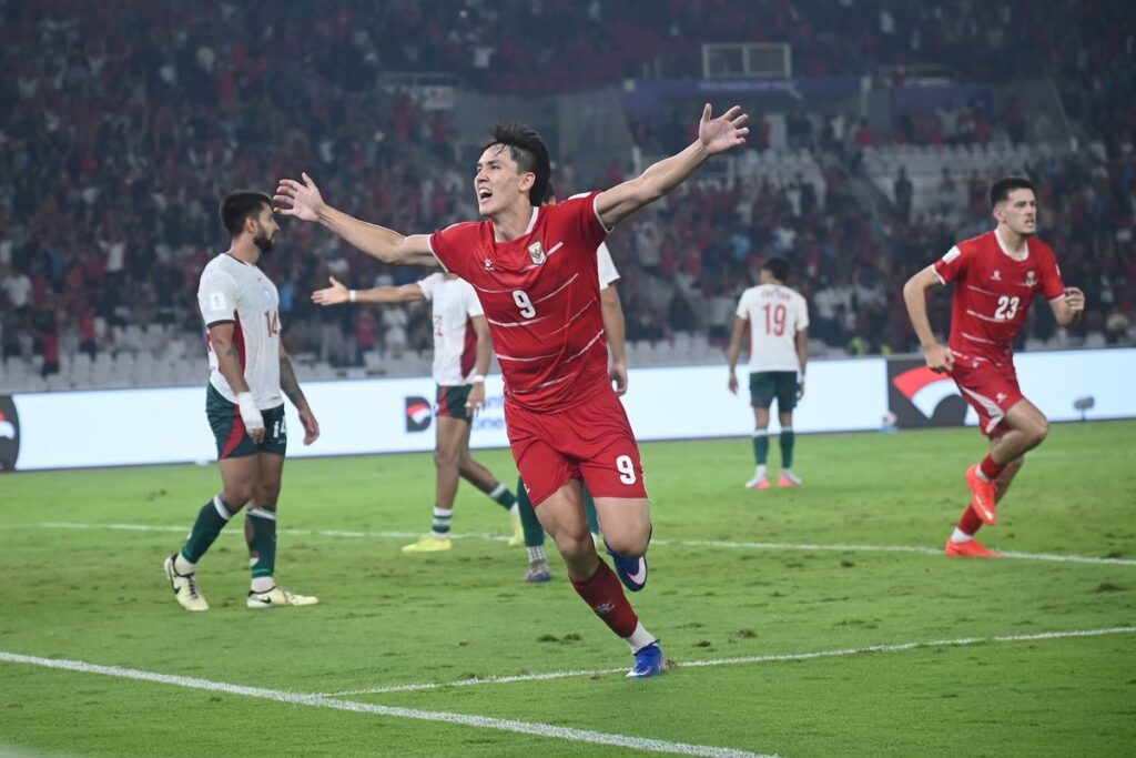 Mitchell Baker merayakan gol dalam laga FIFA ASEAN Cup 2026 Timnas Indonesia vs Bangladesh yang digelar di Stadion Utama Gelora Bung Karno, Kamis (1/10/2026).(KOMPAS.com/Adil Nursalam)