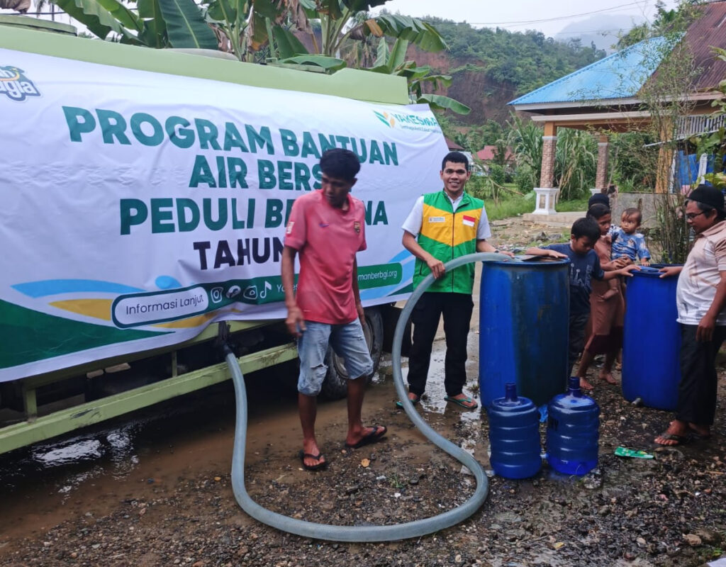Relawan Yakesma Langsung Turun Tangan Bawa Truk Tangki