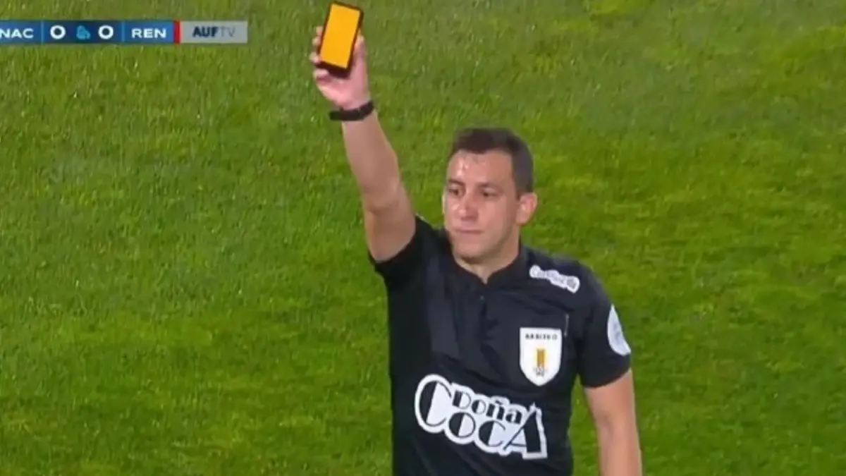 Wasit Uruguay Pamer Kartu Digital, Penonton Malah Bingung
